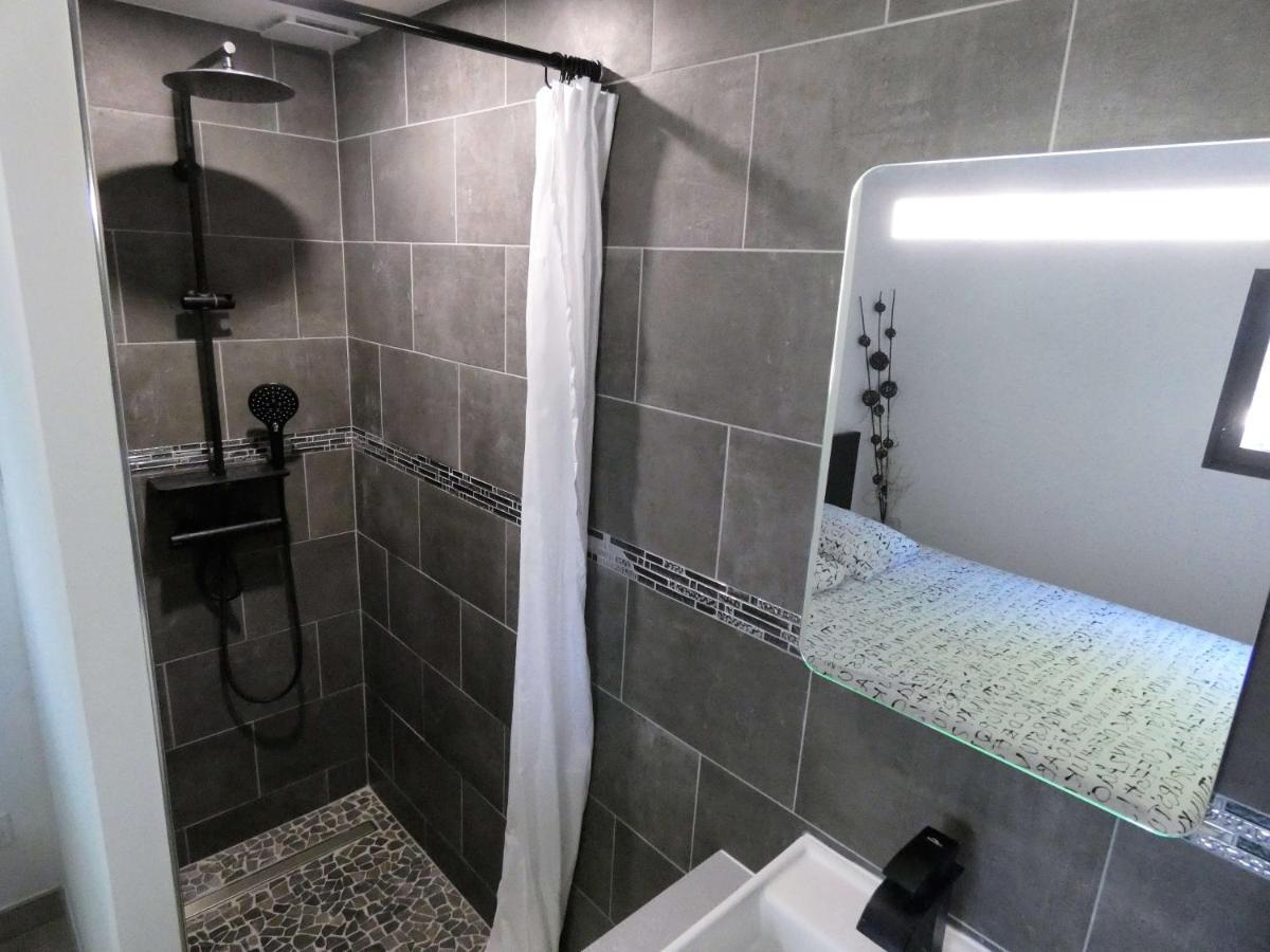 Proche Lac du Salagou, Chambre agréable avec salle d'eau et WC privé Lacoste  Exterior foto